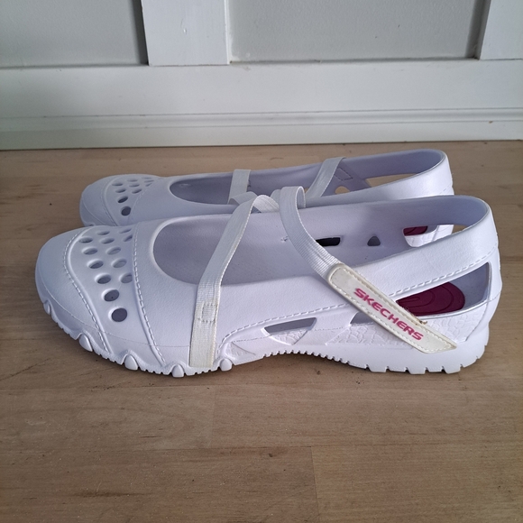 Skechers White Mary Jane Slip-On Shoes – Women’s Size 9 - Picture 2 of 5